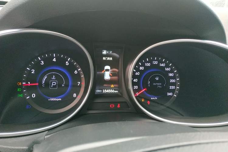 Used Hyundai Santa Fe 2015 2.4L Automatic Two-Wheel Drive Smart Version 5 Seats
