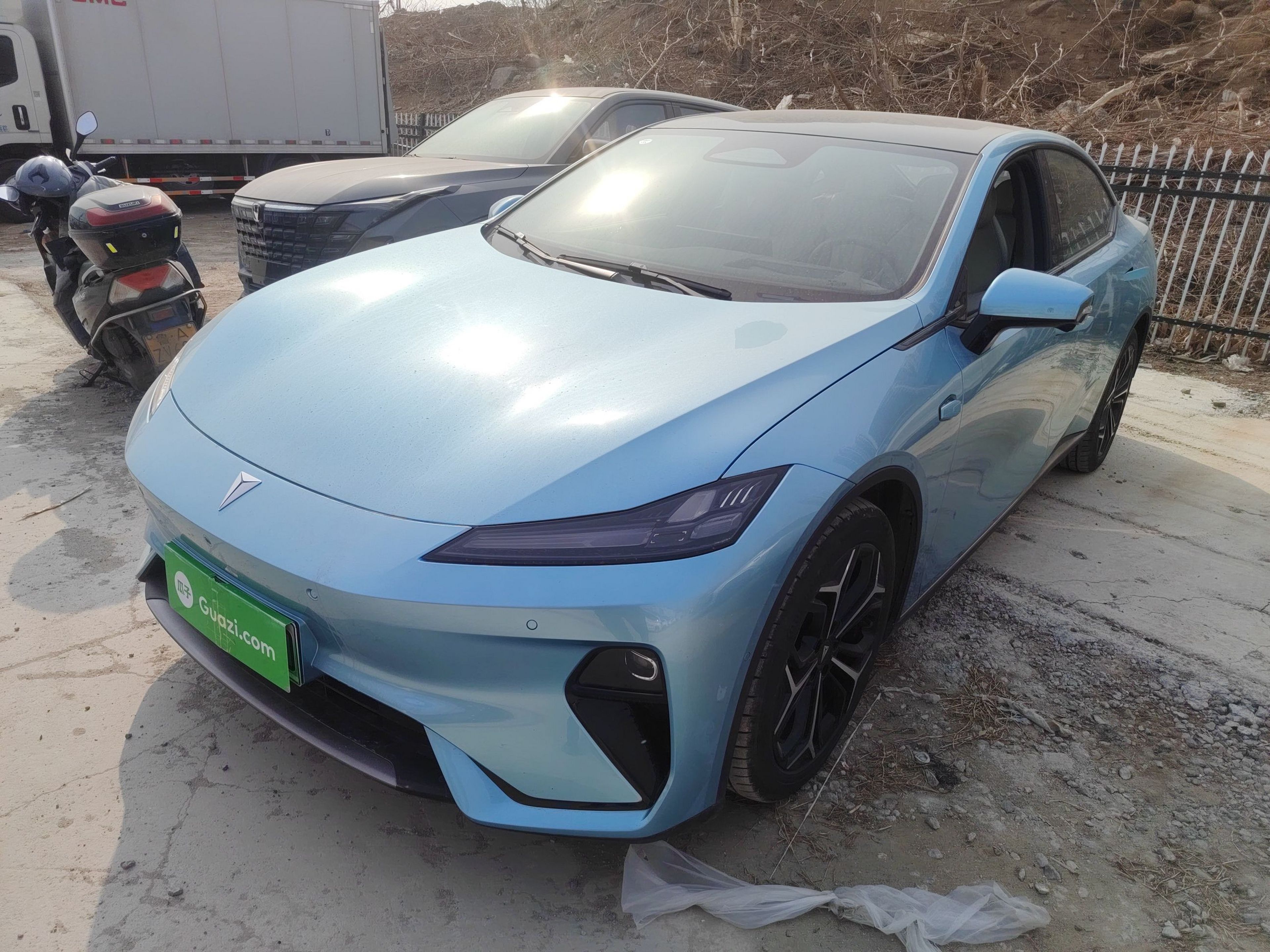 Под передней частью автомобиля