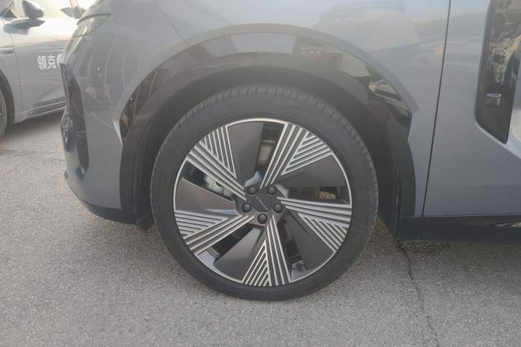 Used Lynk & Co 08 EM-P 2025 220 km All-Wheel-Drive Performance Halo
