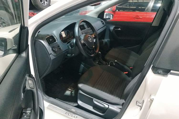 Used Volkswagen Polo 2016 1.6L Automatic Comfort Model
