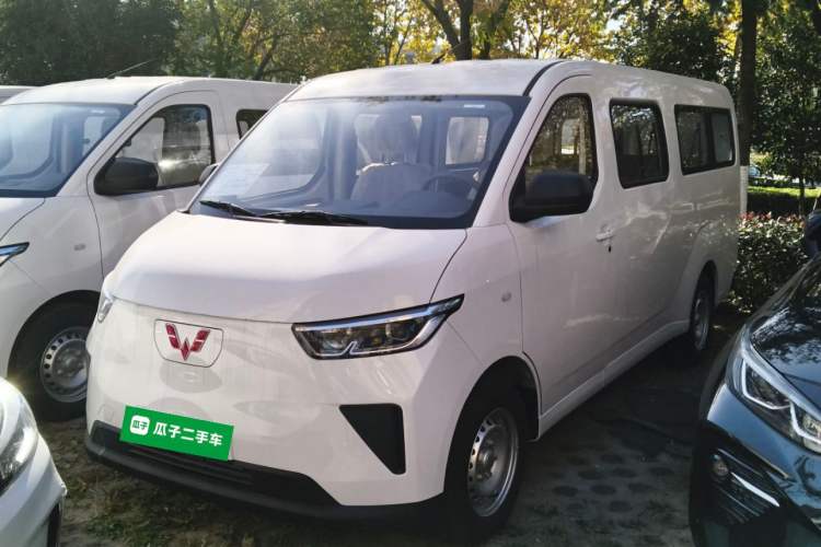 Used Wuling Yangguang 2024 300KM Comfort Version Passenger Van 75kW
