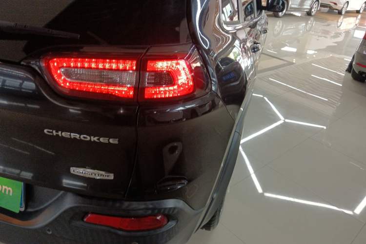 Used  Cherokee 2016 2.0L Superior Edition
