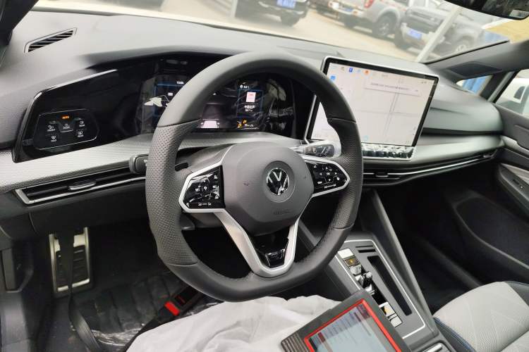 Used Volkswagen Golf 2025 300TSI R-Line
