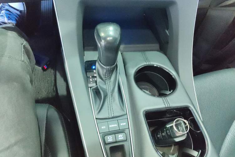 Used Toyota Avalon 2019 Dual-Engine 2.5L Luxury Edition China VI Standard
