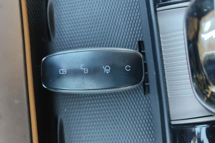 Used Denza D9 2022 DM-i 970 Four-Wheel Drive Prestige Model
