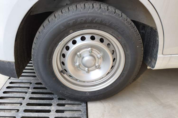 Used Wuling Yangguang 2024 300KM Comfort Version Passenger Van 75kW