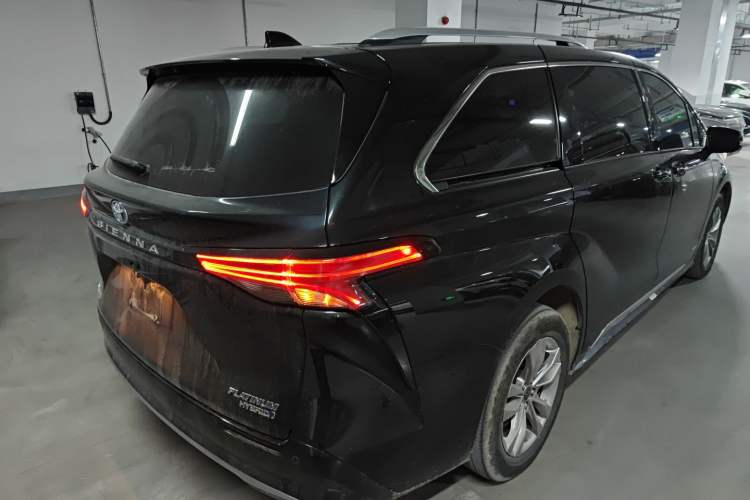 Used Toyota Sienna 2021 2.5L Hybrid Platinum Edition
