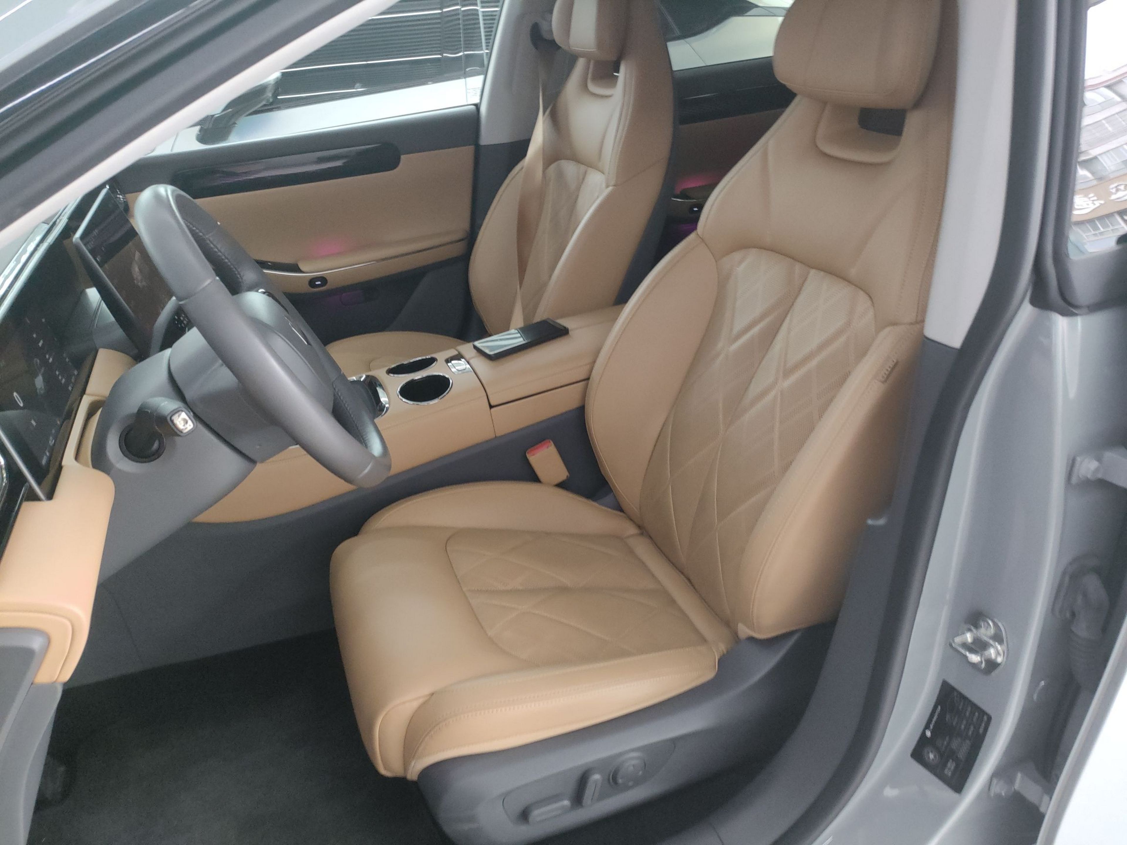 المقاعد الأمامية داخل السيارة