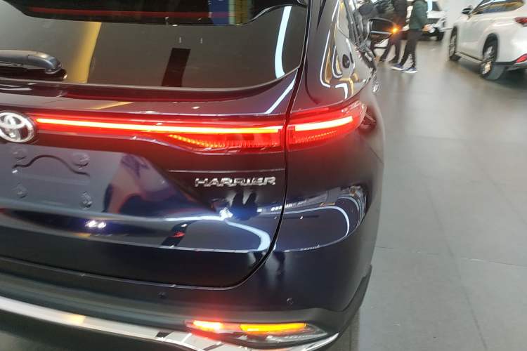 Used Toyota Harrier 2022 2.0L CVT Two-Wheel Drive Deluxe Edition
