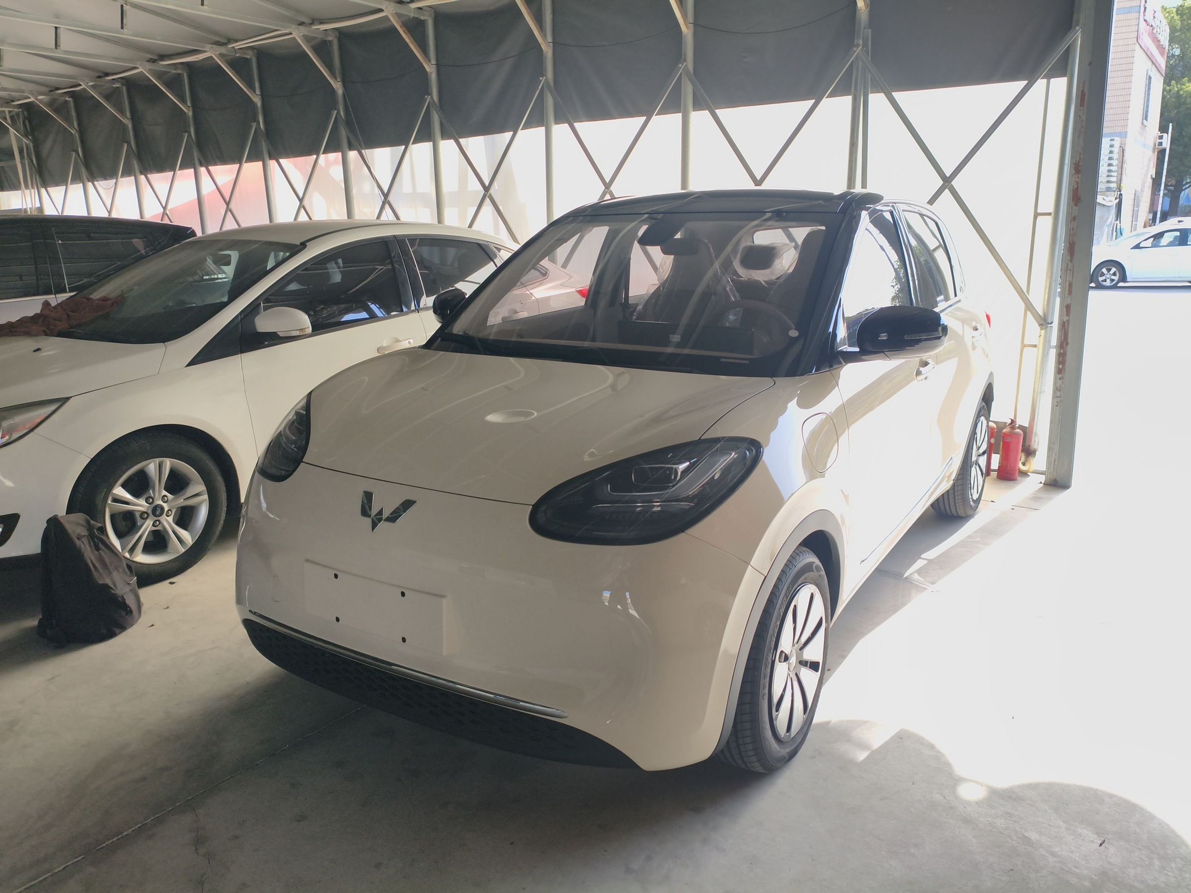 Под передней частью автомобиля