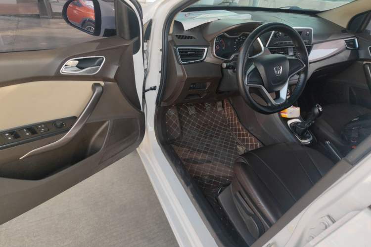 Used Baojun 310W 2017 1.5L Manual Comfort Version China VI Emission Standard
