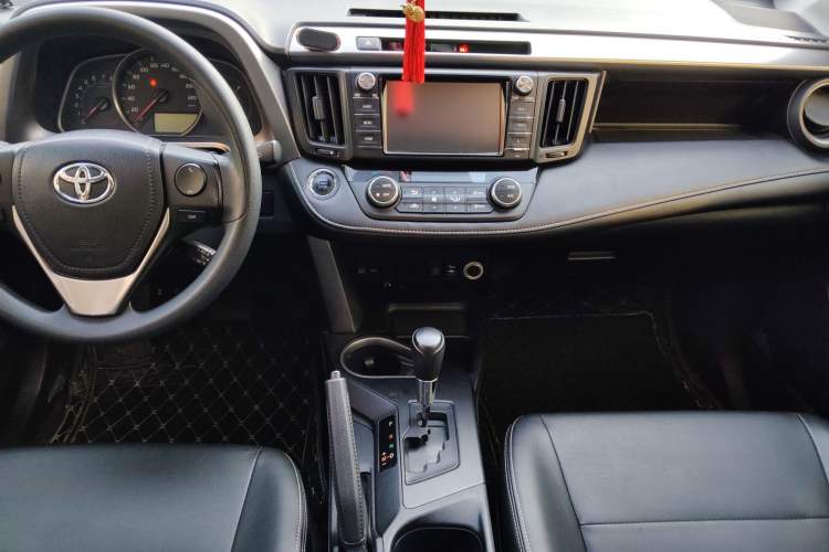 Used Toyota RAV4 2016 2.0L CVT Two-Wheel Drive Fashion Edition China V Standard
