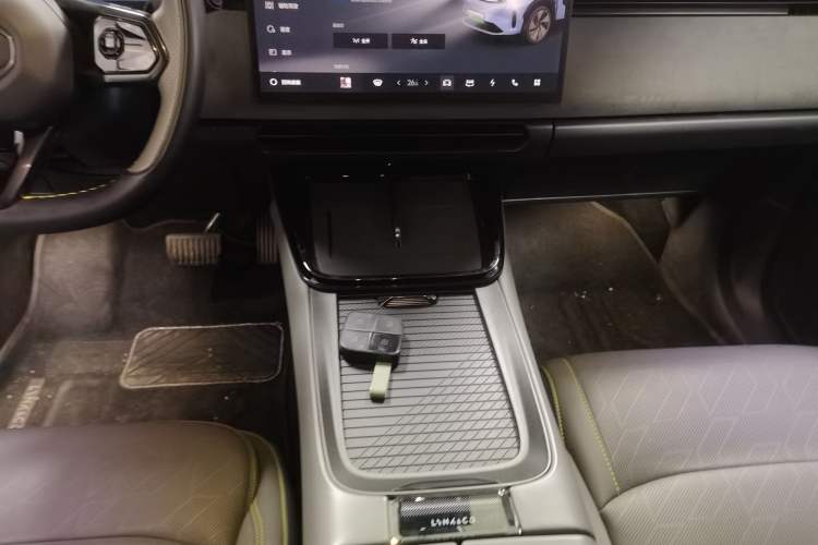 Used Lynk & Co 08 EM-P 2025 220 km All-Wheel-Drive Performance Halo
