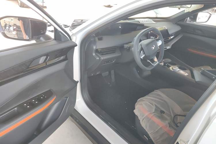 Used Changan UNI-V 2024 1.5T High-Energy Version
