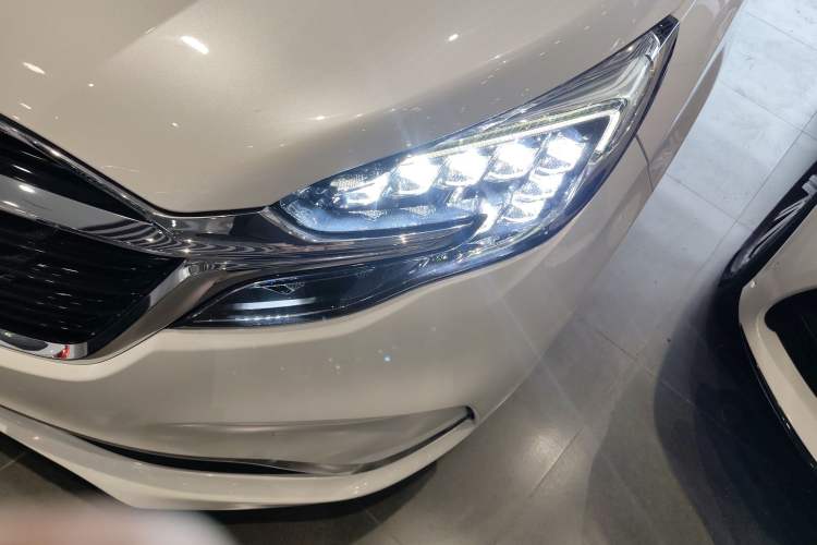 Used Buick GL8 2021 ES Landtrek 653T Luxury Model
