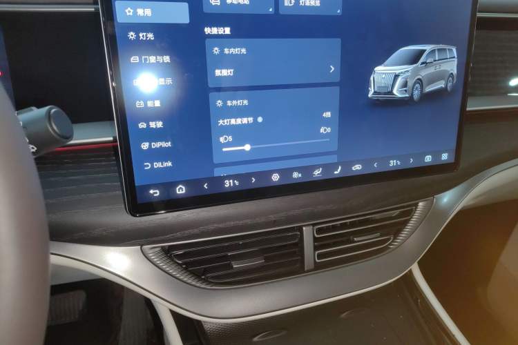 Used Denza D9 2024 EV 600 Four-Wheel-Drive Flagship Model
