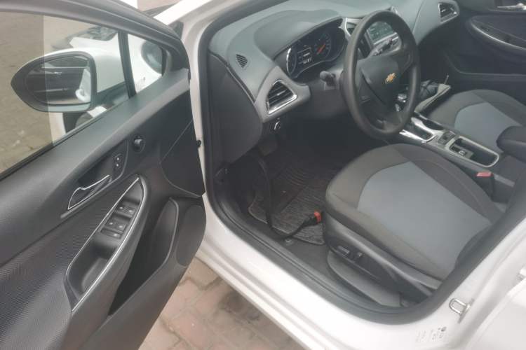 Used Chevrolet Cruze 2018 320 Automatic Pioneer Sunroof Edition
