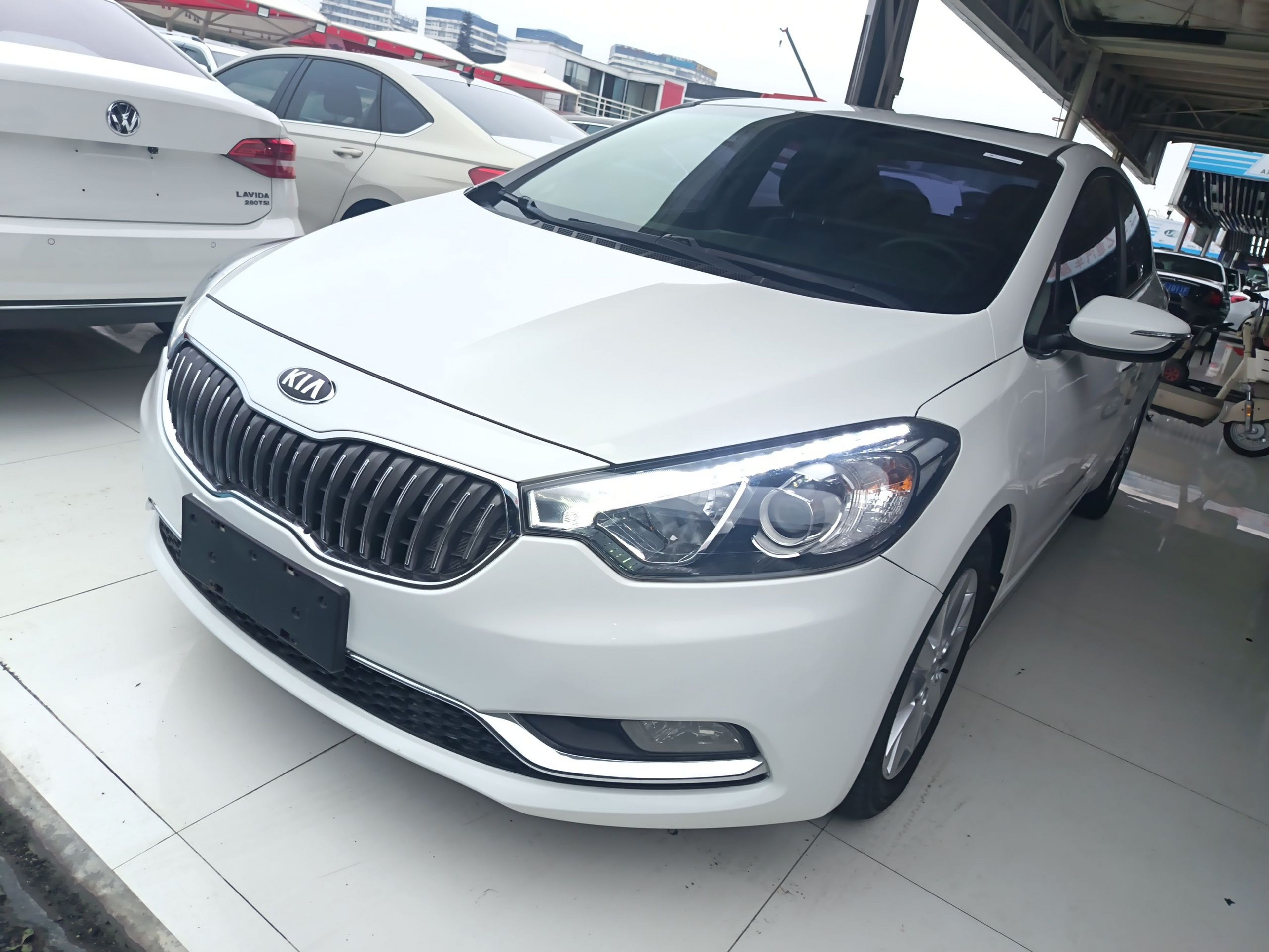 Под передней частью автомобиля