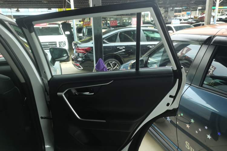 Used Toyota RAV4 2023 2.0L CVT Two-Wheel Drive Fashion Plus Edition
