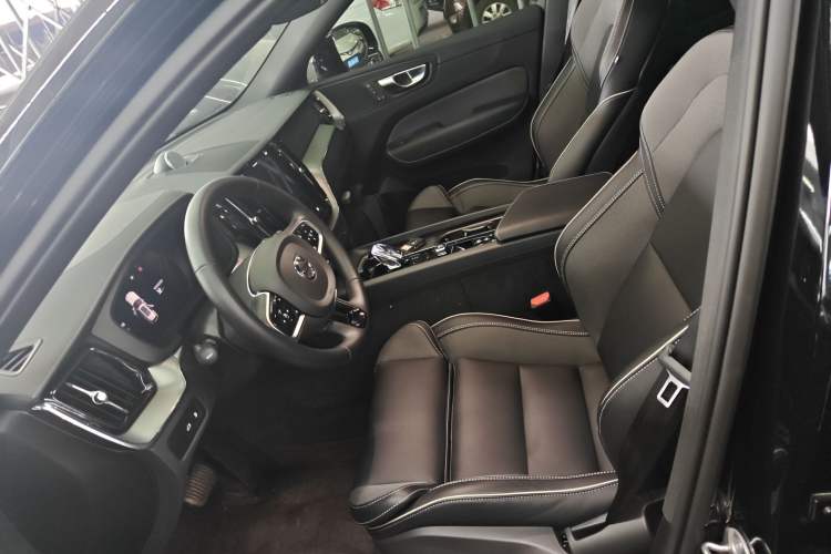 Used Volvo XC60 New Energy 2025 Plug-in Hybrid Long-Range All-Wheel Drive Zhiyuan Extreme Night Black Edition
