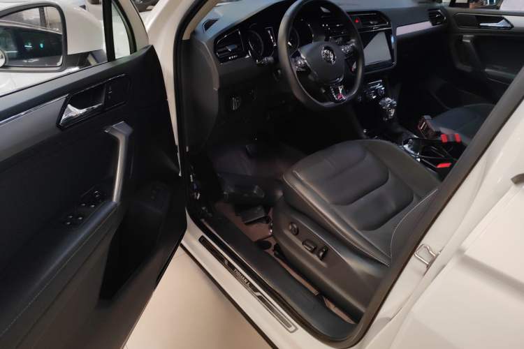 Used Volkswagen Tiguan L 2020 330TSI Automatic Two-Wheel Drive Smart Luxury Edition China VI Standard
