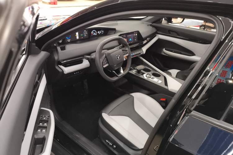 Used Changan UNI-V iDD 2024 Blue Whale Smart Electric iDD 136km ZhiKu Model
