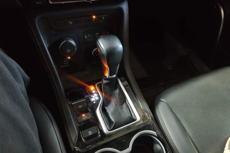 Used  Grand Commander 2018 2.0T Four-Wheel Drive Smart Enjoyment Version China V Emission Standard
