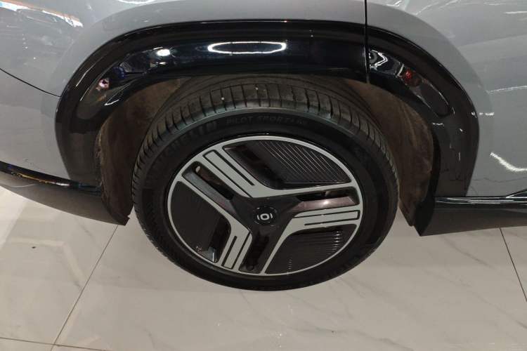 Used  E07 2025 All-Electric 4x4 90kWh Ultra High-Performance Edition
