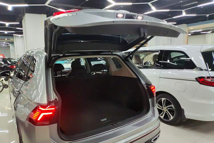 Used Volkswagen Tiguan L 2022 330TSI Automatic Two-Wheel Drive R-Line Flagship Edition
