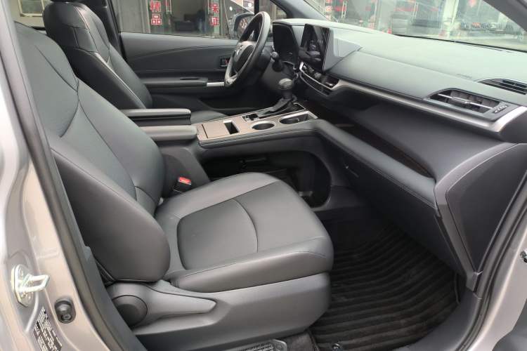 Used Toyota Granvia 2024 2.5L Hybrid Luxury Edition