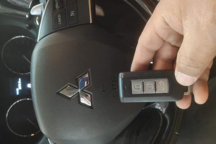 Used Mitsubishi Outlander 2019 2.4L Two-Wheel Drive ZhiXing Version 5 Seats China V Emission Standard