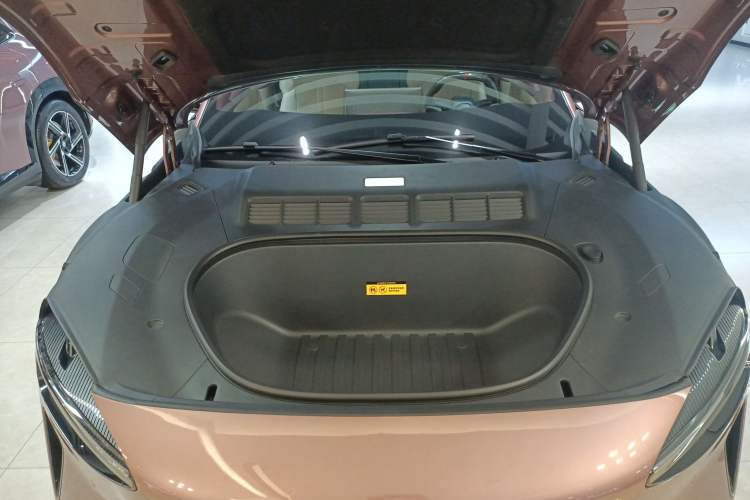 Used  YU7 2025 Ultra-Long Range High-Performance All-Wheel-Drive Max Edition
