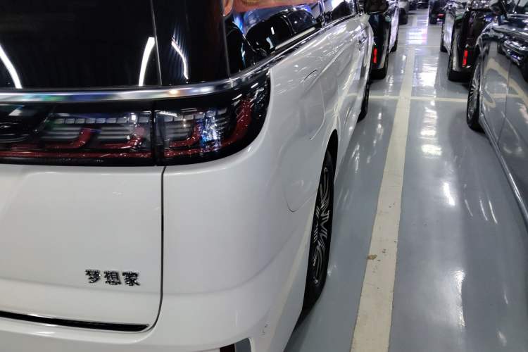 Used VOYAH Dream 2025 EV Four-Wheel Drive Flagship Kunpeng Edition