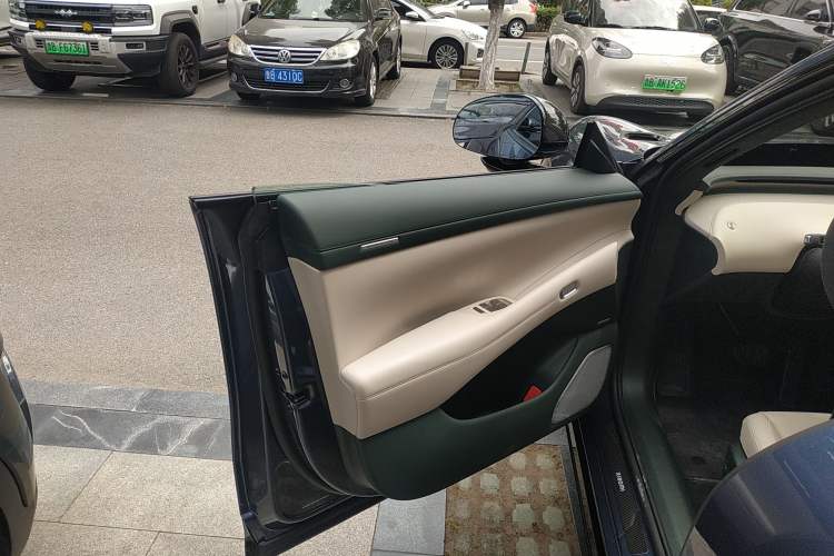 Used  YU7 2025 Ultra-Long Range High-Performance All-Wheel-Drive Max Edition
