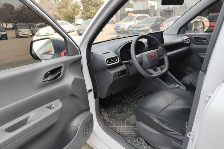 Used Wuling Hongguang New Energy 2025 Extended-Range Hybrid 50 km Standard Version
