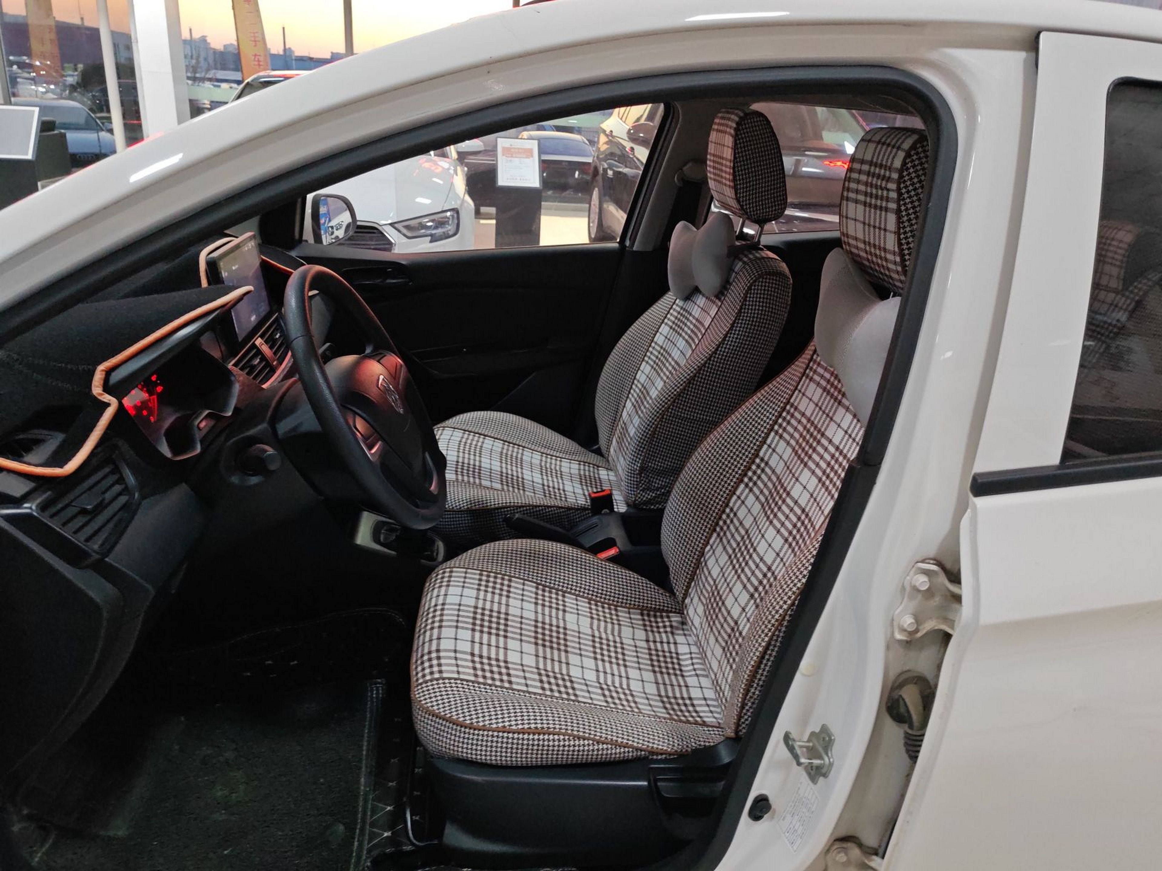 المقاعد الأمامية داخل السيارة