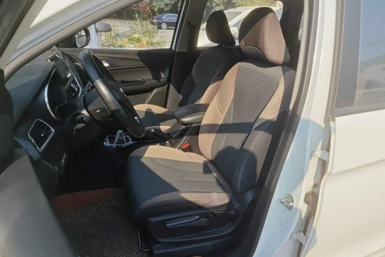 Used Baojun 730 2019 1.5L Manual Fashion Model 7-seater National V
