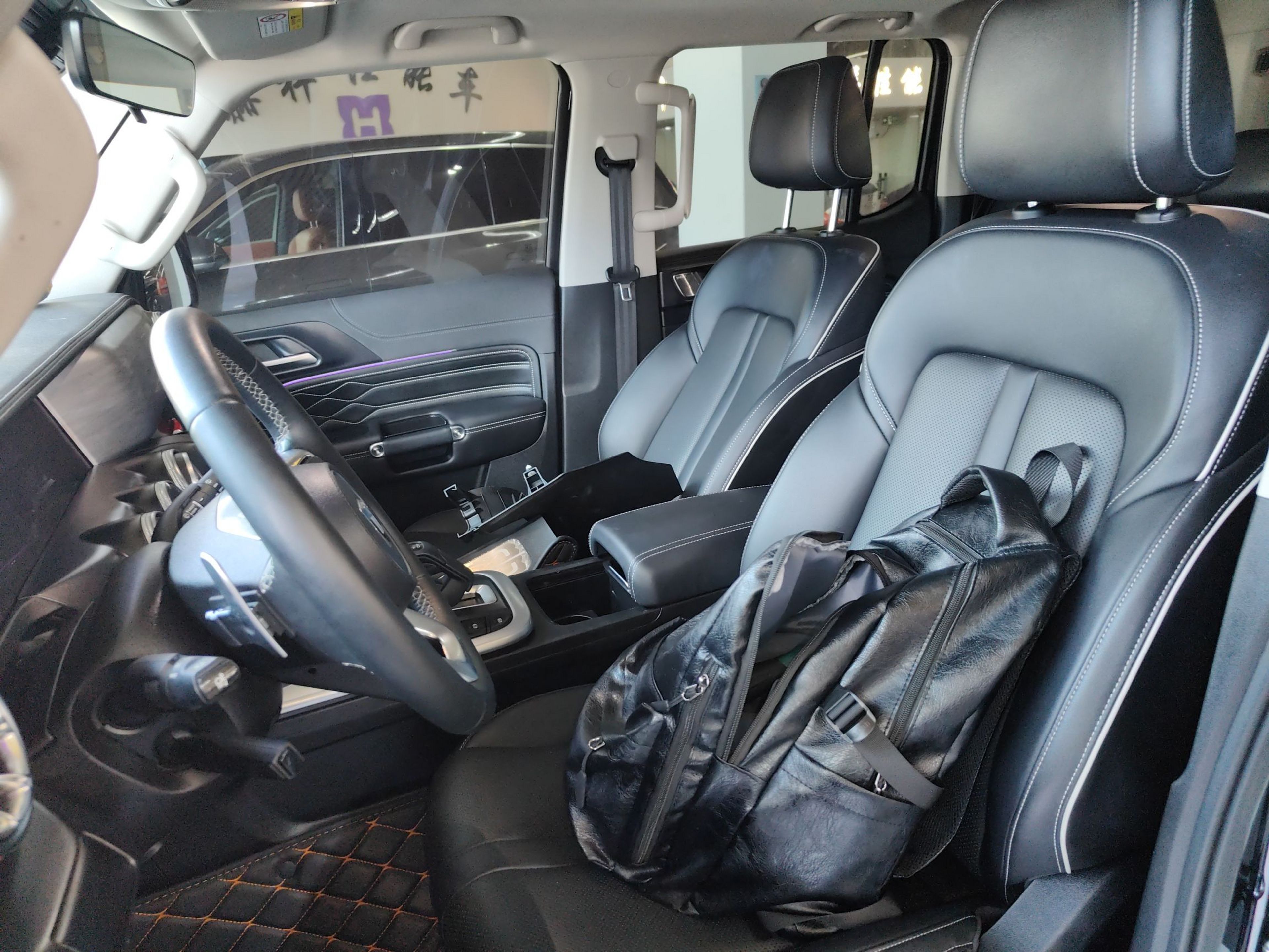 المقاعد الأمامية داخل السيارة