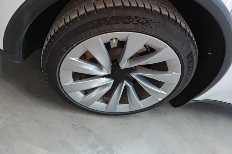 Used Tesla Model Y 2025 Long-Range All-Wheel-Drive Version