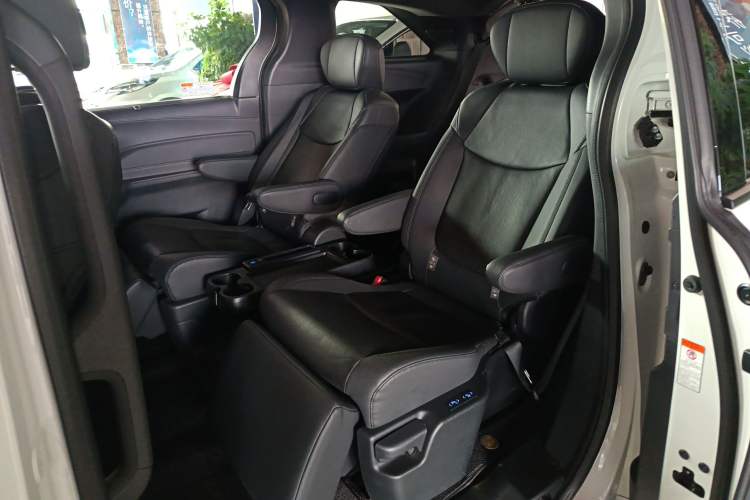 Used Toyota Granvia 2022 2.5L Hybrid Flagship Edition
