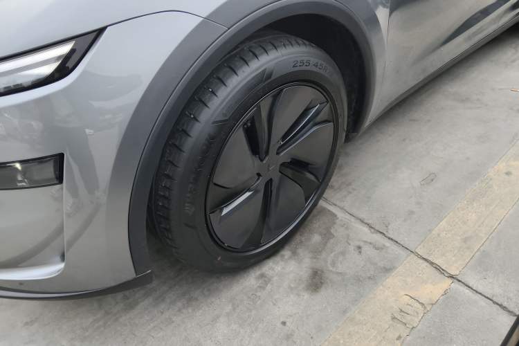 Used Tesla Model Y 2025 Long-Range All-Wheel-Drive Version