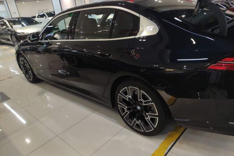 Used BMW 5 Series 2025 530Li Luxury Edition M Sport Package
