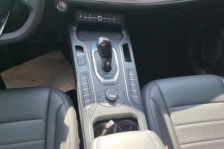 Used Wey VV5 2021 1.5T Two-Wheel Drive Color Pioneer
