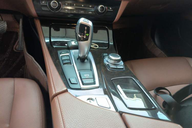 Used BMW 5 Series 2014 525Li Leading Model
