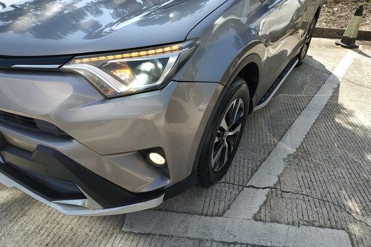 Used Toyota RAV4 2016 2.0L CVT Two-Wheel Drive Fashion Edition China V Standard