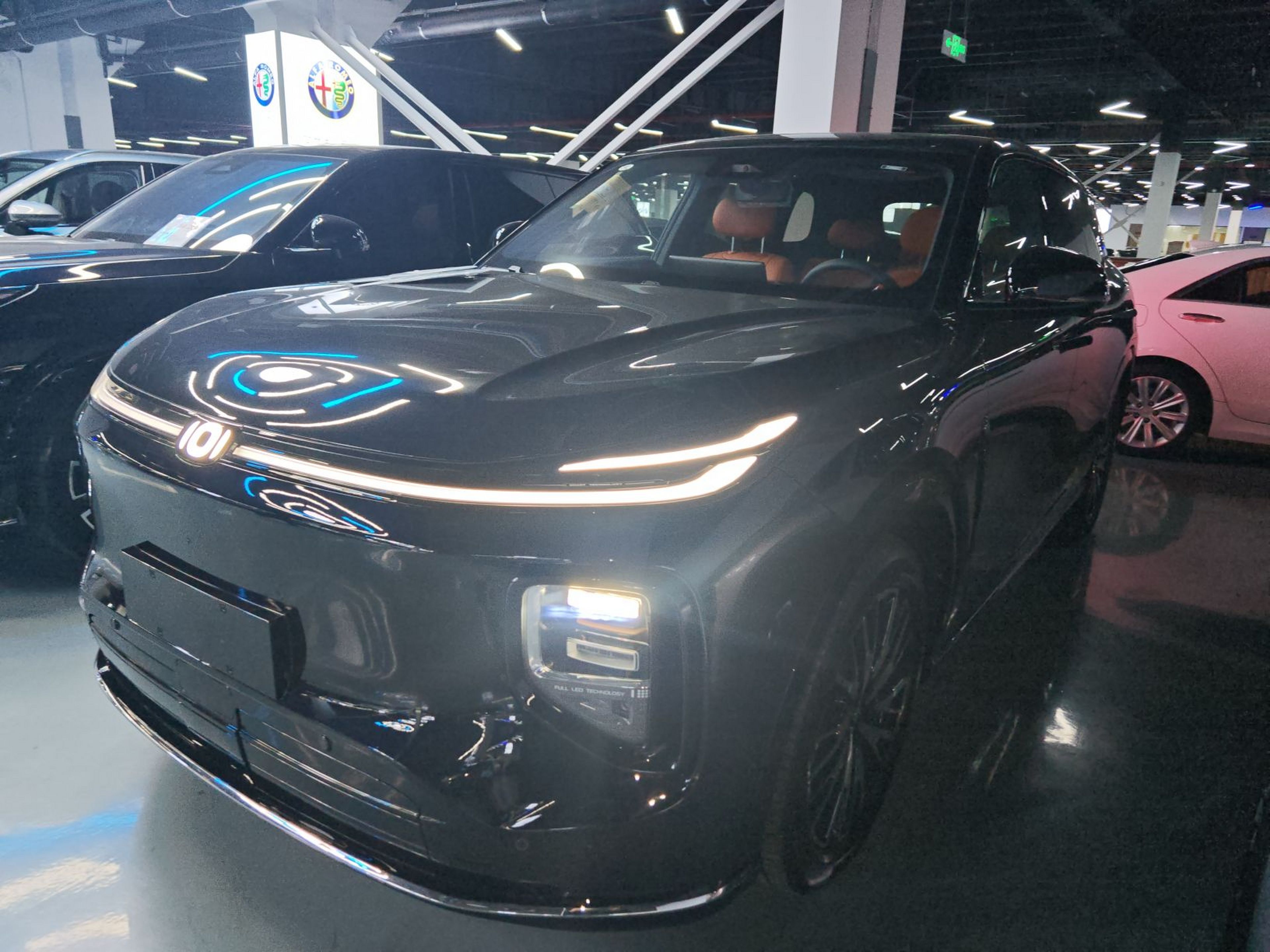 Под передней частью автомобиля