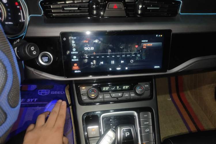 Used Geely Auto Emgrand X7 Sport 2021 Million Edition 1.8TD DCT Two-Wheel Drive Luxury Model
