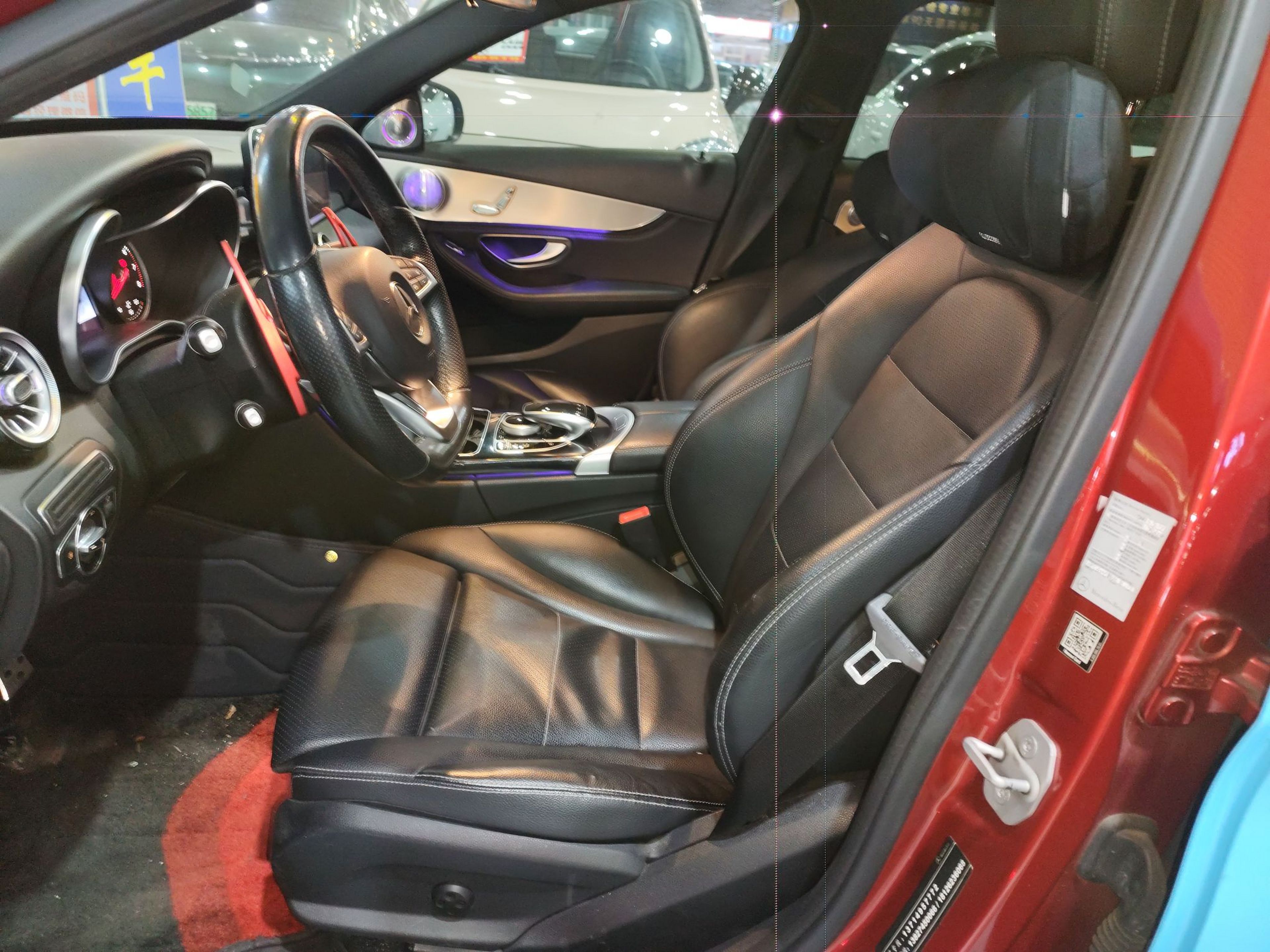 المقاعد الأمامية داخل السيارة