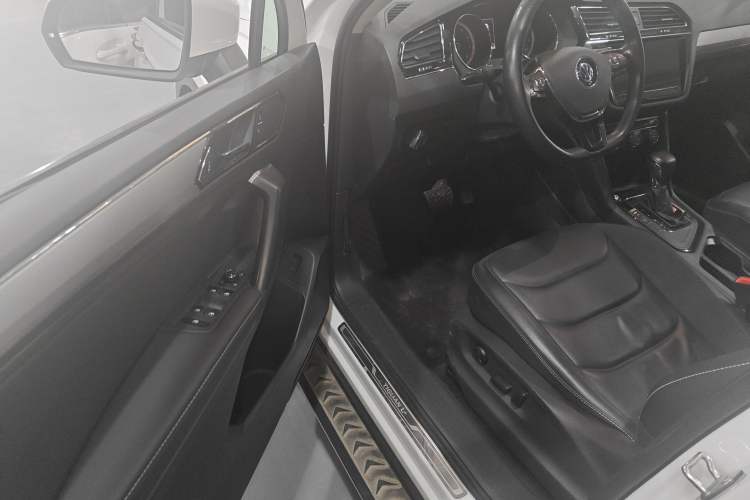 Used Volkswagen Tiguan L 2019 Revised 330TSI Automatic Two-Wheel Drive Smart & Luxury Edition China VI Standard
