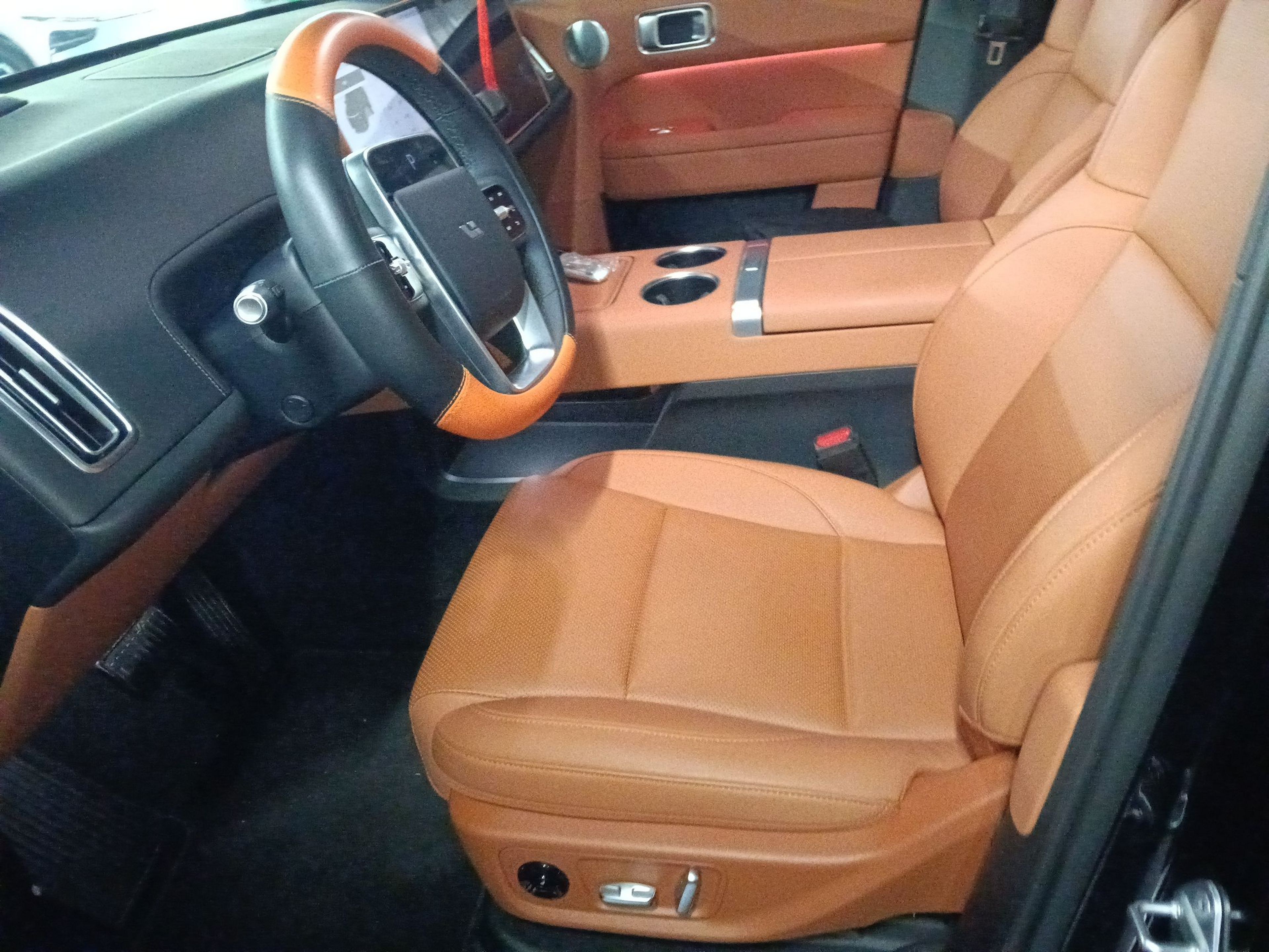 المقاعد الأمامية داخل السيارة